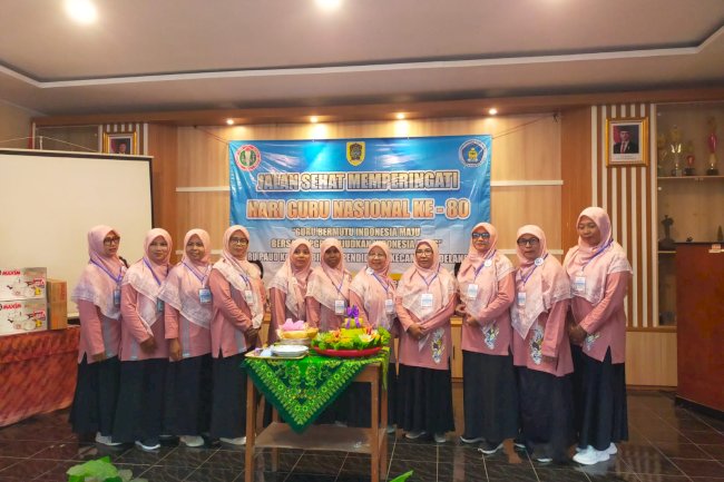 Rayakan Hari Guru Nasional Melalui Giat Jalan Sehat Penuh Kebersamaan