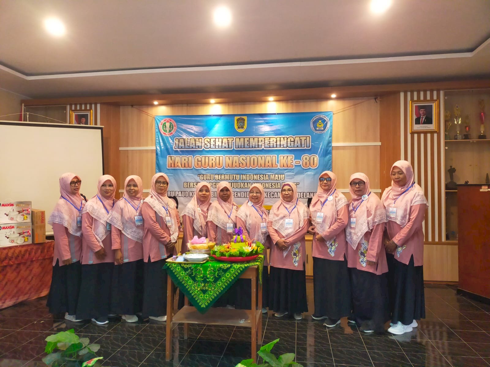 Rayakan Hari Guru Nasional Melalui Giat Jalan Sehat Penuh Kebersamaan